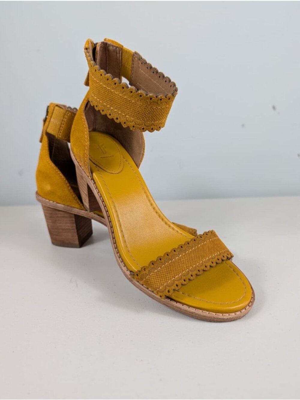 Frye Brielle Scallop Back zip sandal in yellow suede features women's size 7M